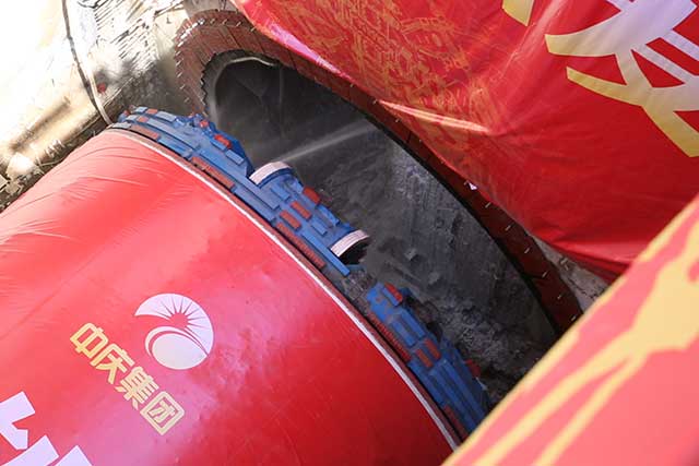 盾构机始发2.jpg 盾构机始发2.jpg